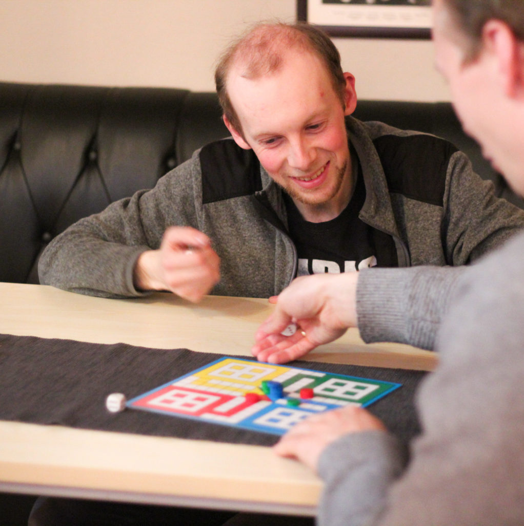 Spiller ludo på studentkveld